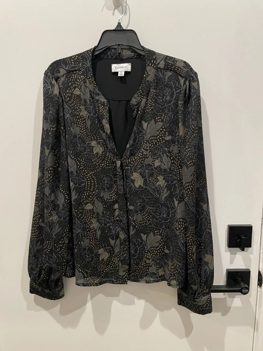 Evereve Black Patterned button front V-neck blouse or shirt - Size Medium - Picture 1 of 4